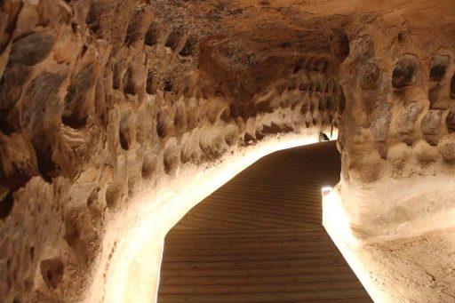 Pasarela de madera en la Cueva de los 100 Pilares, Arnedo, La Rioja