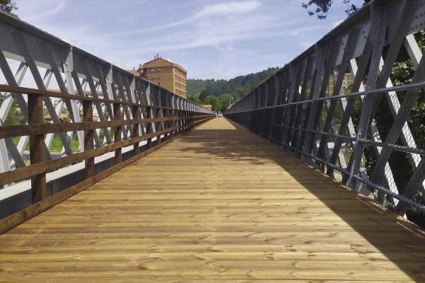 Revestimiento en madera de pasarela metálica ferroviaria en Trubia (Asturias)