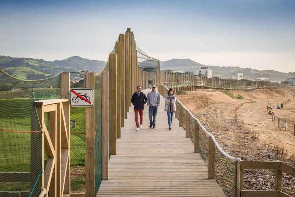 Pasarela dunar delimintando golf y playa en Zarauz (Guipúzcoa)