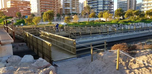 Pasarela playa Tavernes