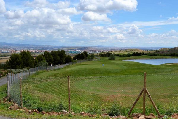 Protección perimetral con malla y madera en campo de golf de Logroño (La Rioja)