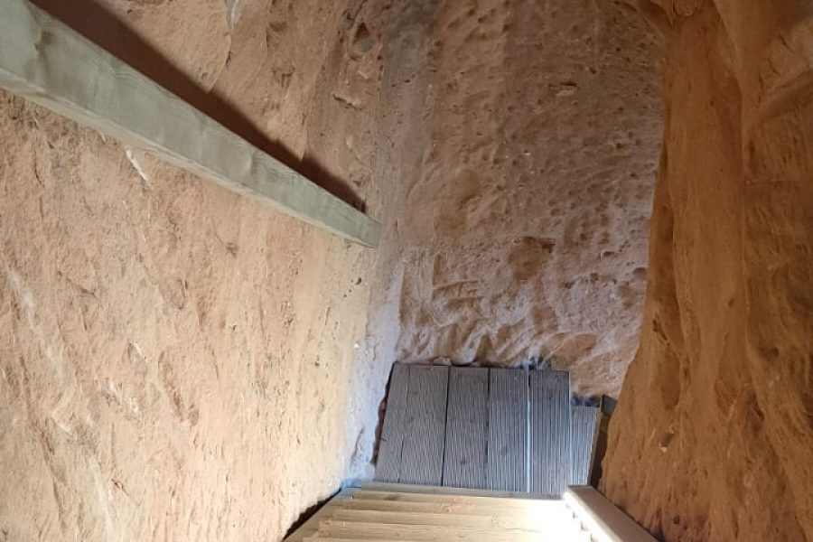 Entarimado y escaleras. Cuevas de Santa Marina. Arnedo