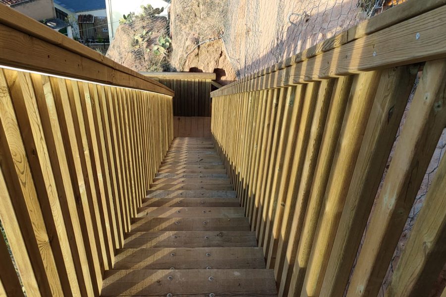 Escaleras y entarimado. Cuevas de Santa Marina. Arnedo