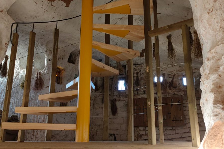 Escaleras interior. Cuevas de Santa Marina. Arnedo
