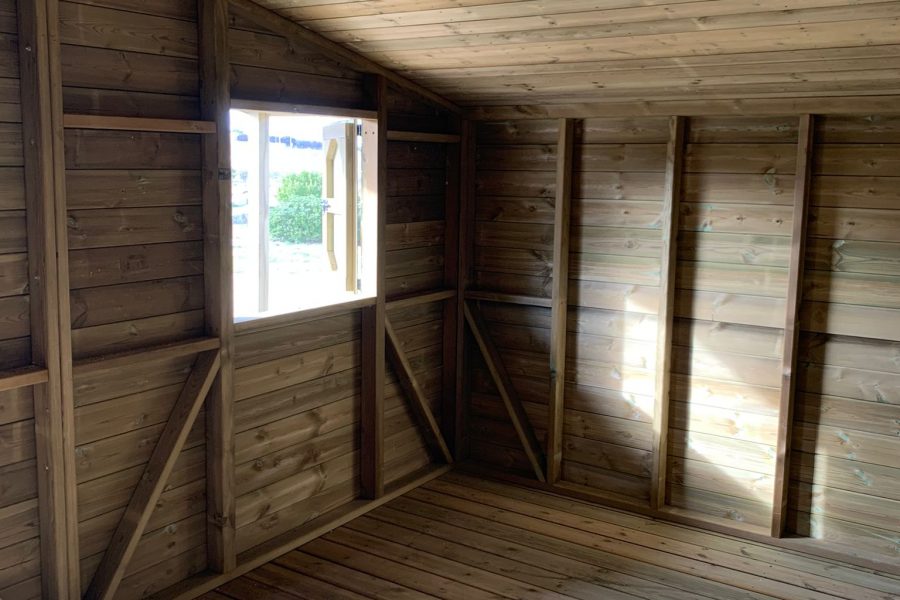 Interior caseta aula madera