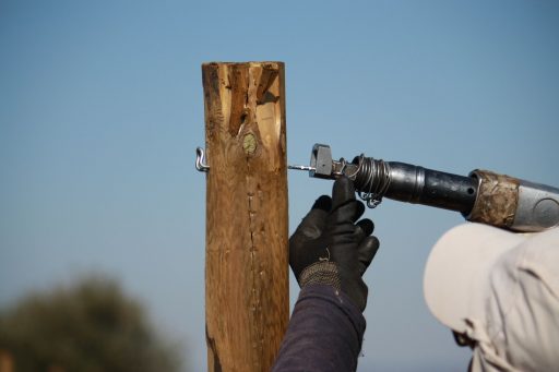 Instalación de postes de madera en finca Allende
