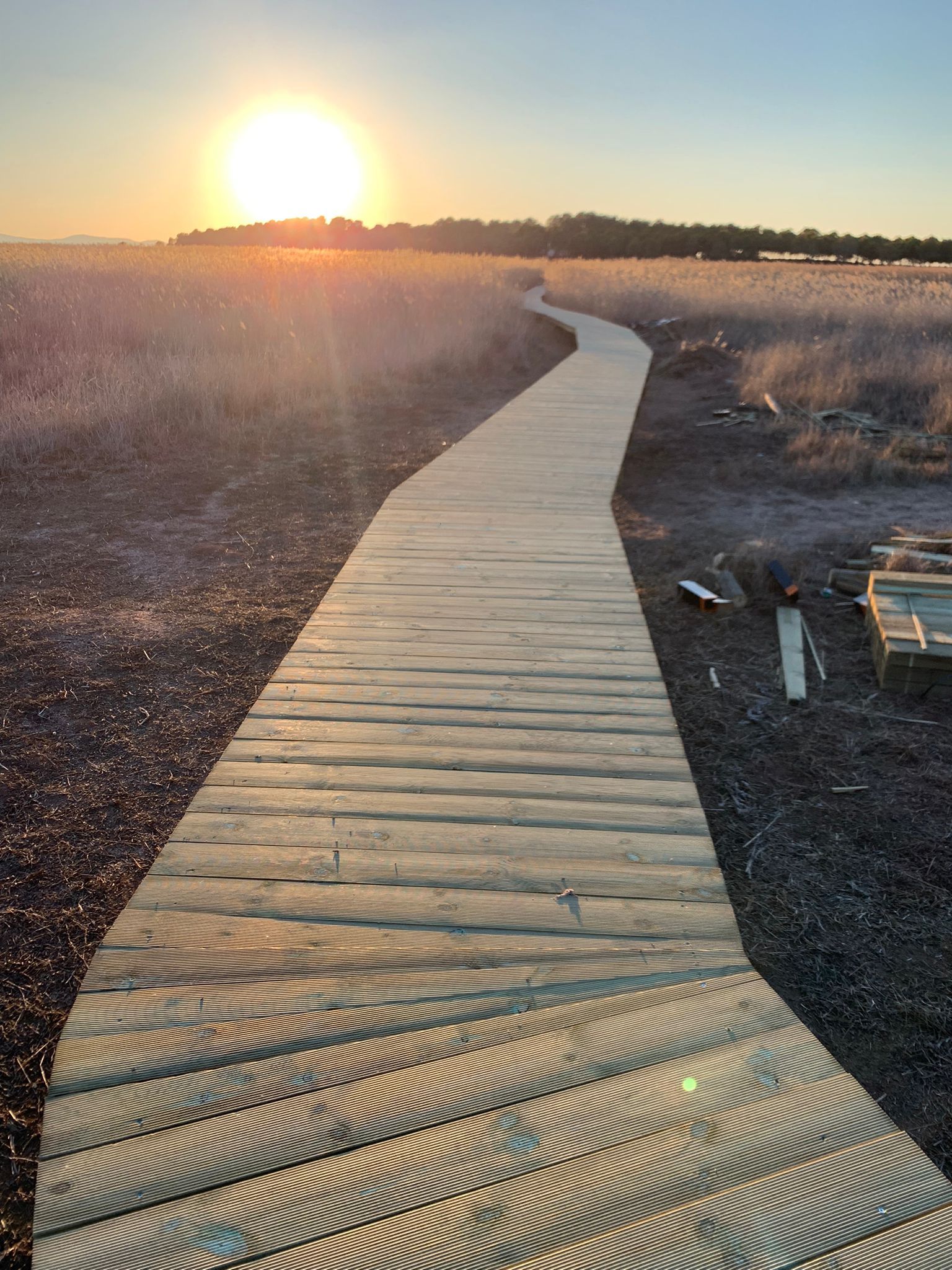 atardecer en la pasarela peatonal lagunas Villafranca de los Caballeros