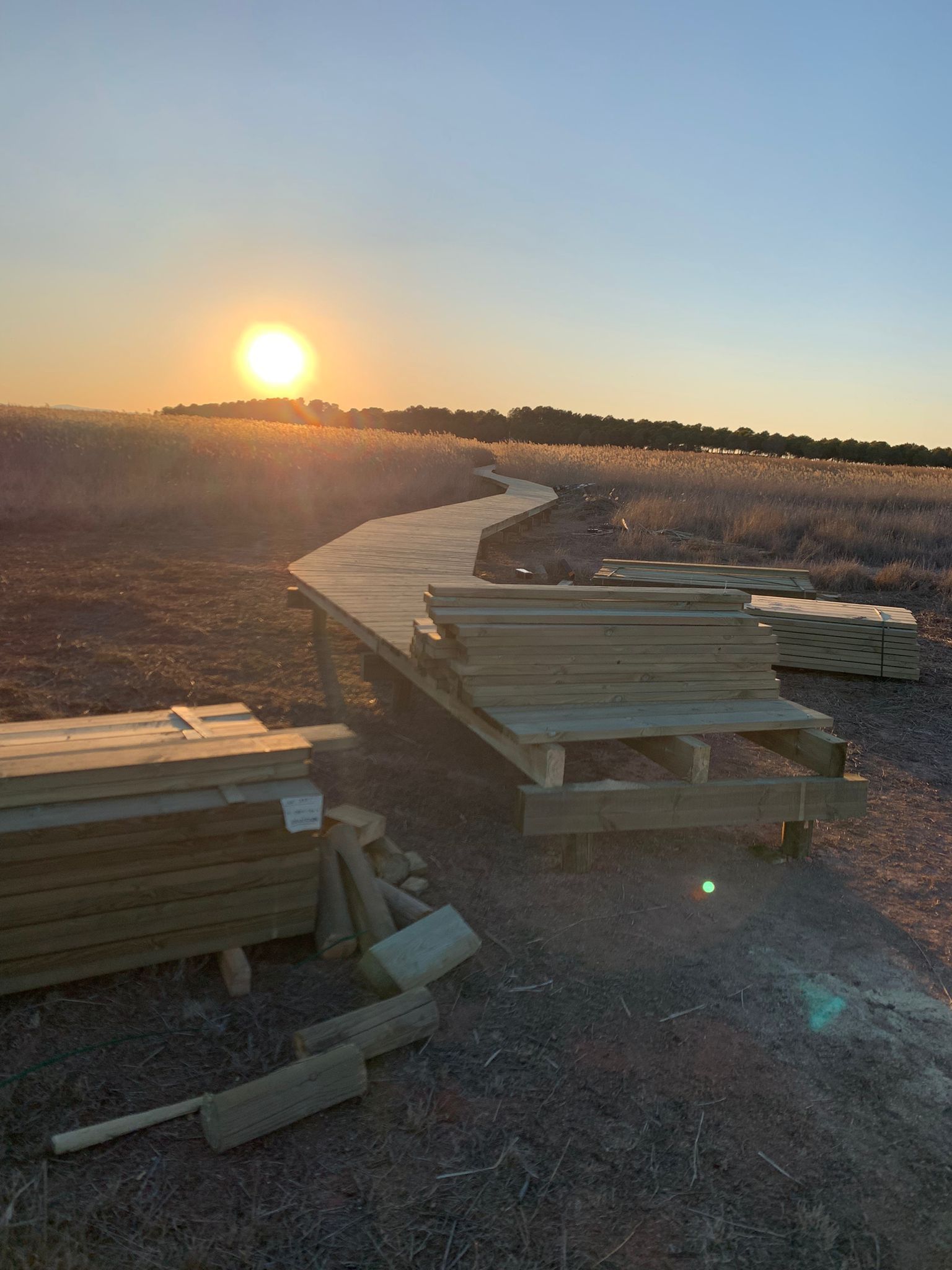 atardecer en la pasarela peatonal lagunas Villafranca de los Caballeros 4