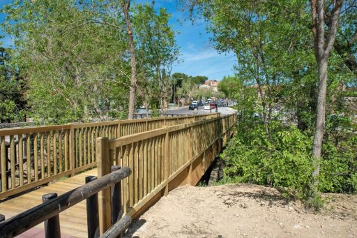 Disfruta del paisaje en la renovada pasarela de madera del Nacedero: Boadilla del Monte