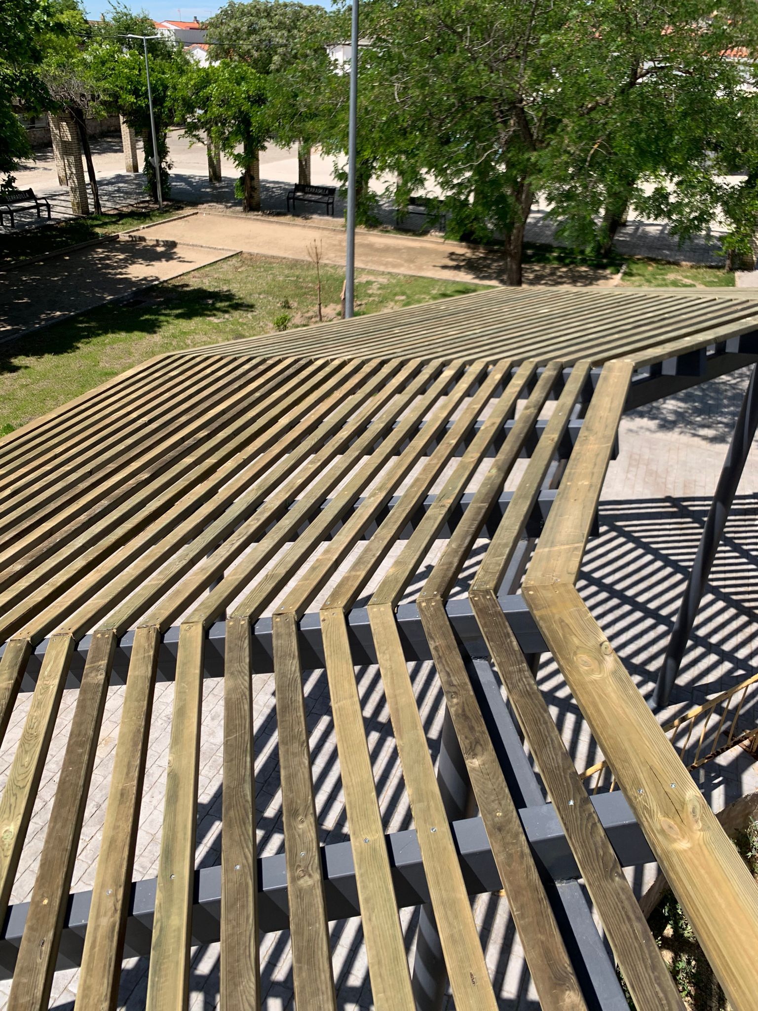 Estructura sostenible con postes metálicos y traviesas de madera