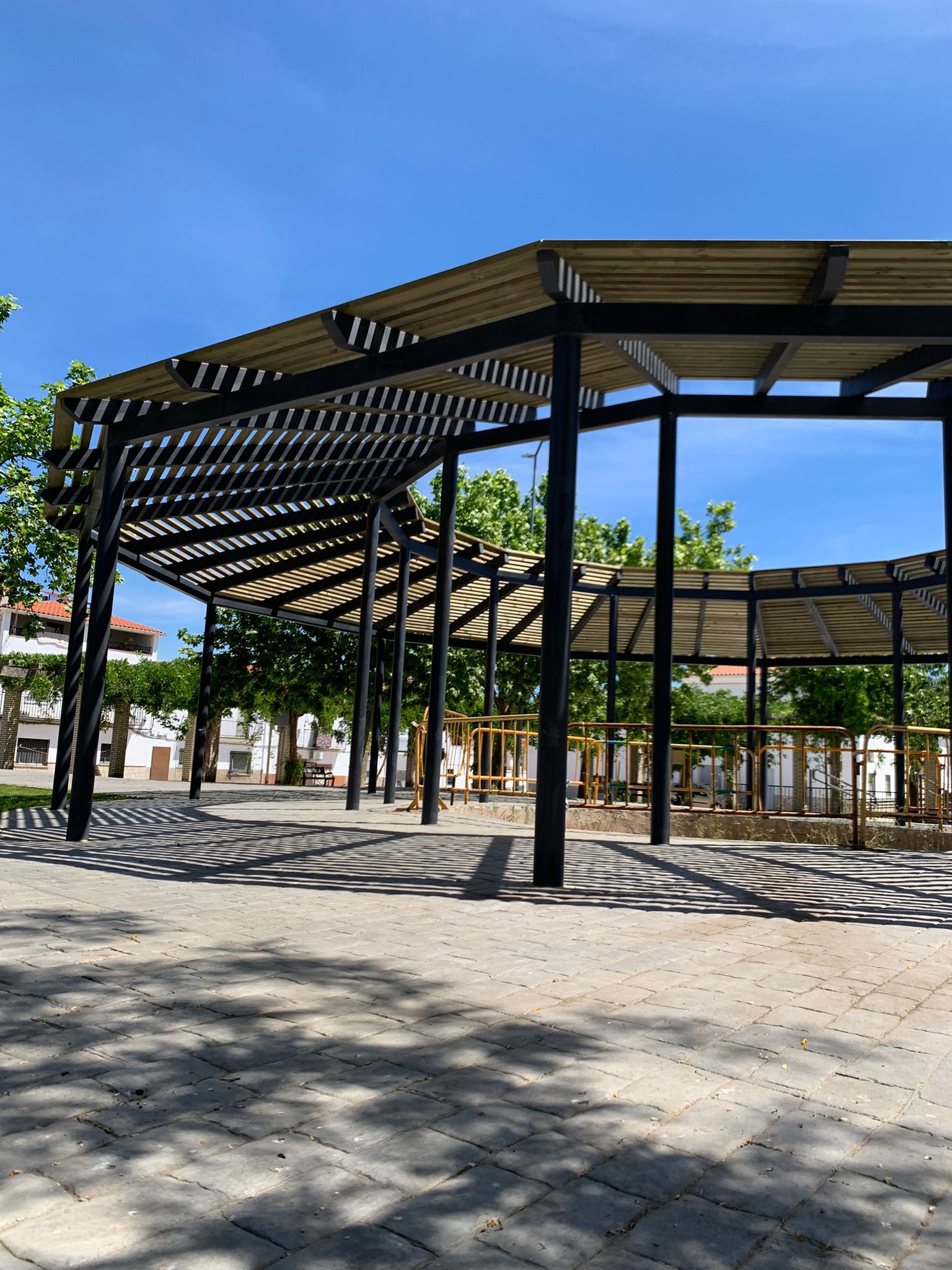 Estructura sostenible con postes metálicos y traviesas de madera
