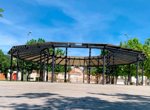 Estructura sostenible con postes metálicos y traviesas de madera