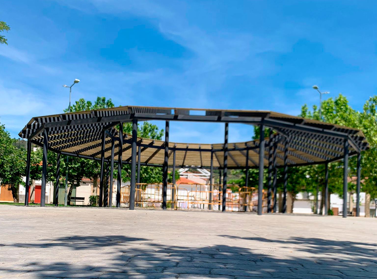 Estructura sostenible con postes metálicos y traviesas de madera