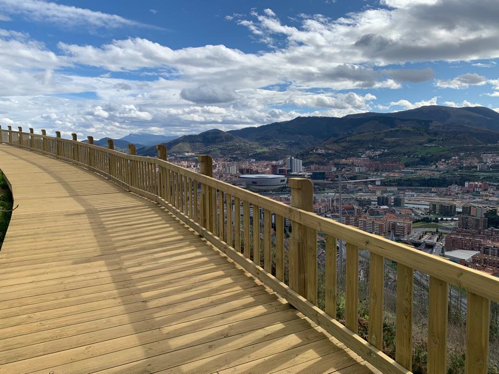 Paseo de madera en Artxanda con vistas a bilbao