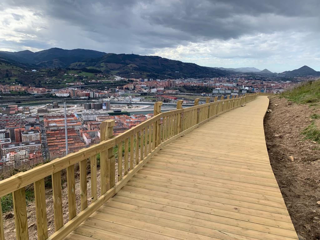 Paseo de madera en Artxanda con vistas a bilbao