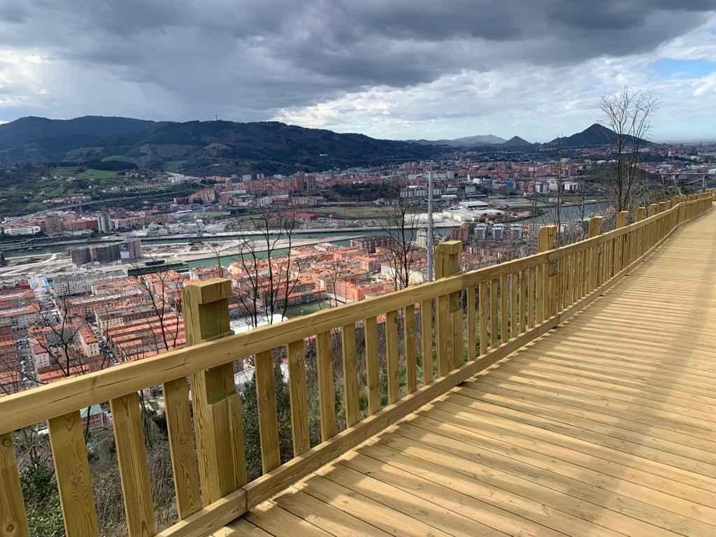 Paseo de madera en Artxanda con vistas a bilbao
