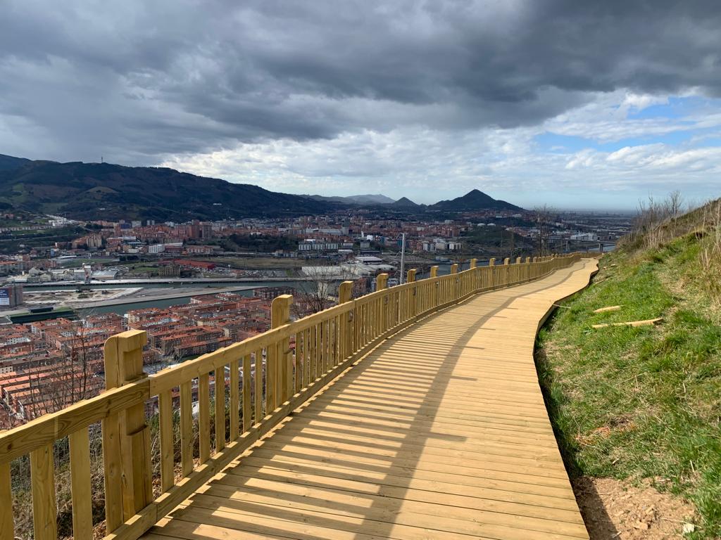 Paseo de madera en Artxanda con vistas a bilbao