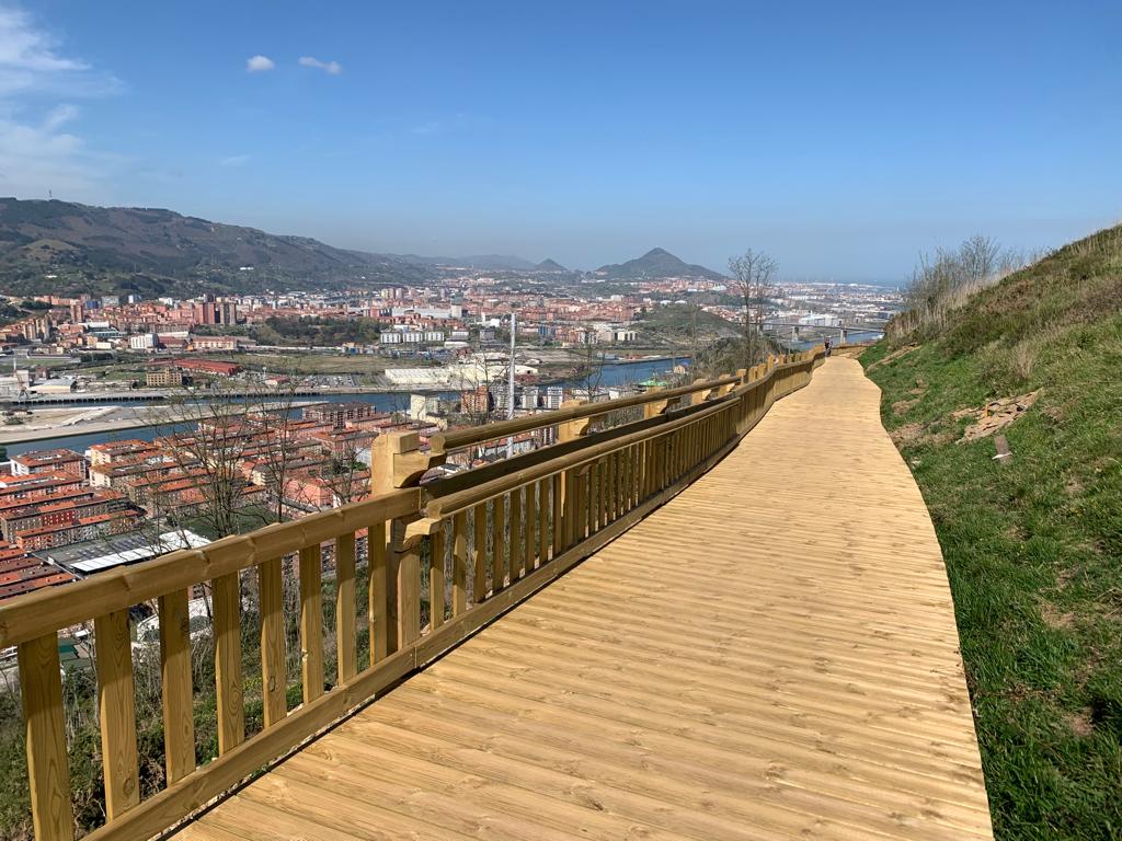 Paseo de madera en Artxanda con vistas a bilbao