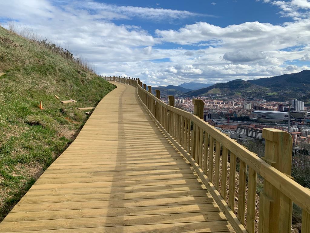 Paseo de madera en Artxanda con vistas a bilbao