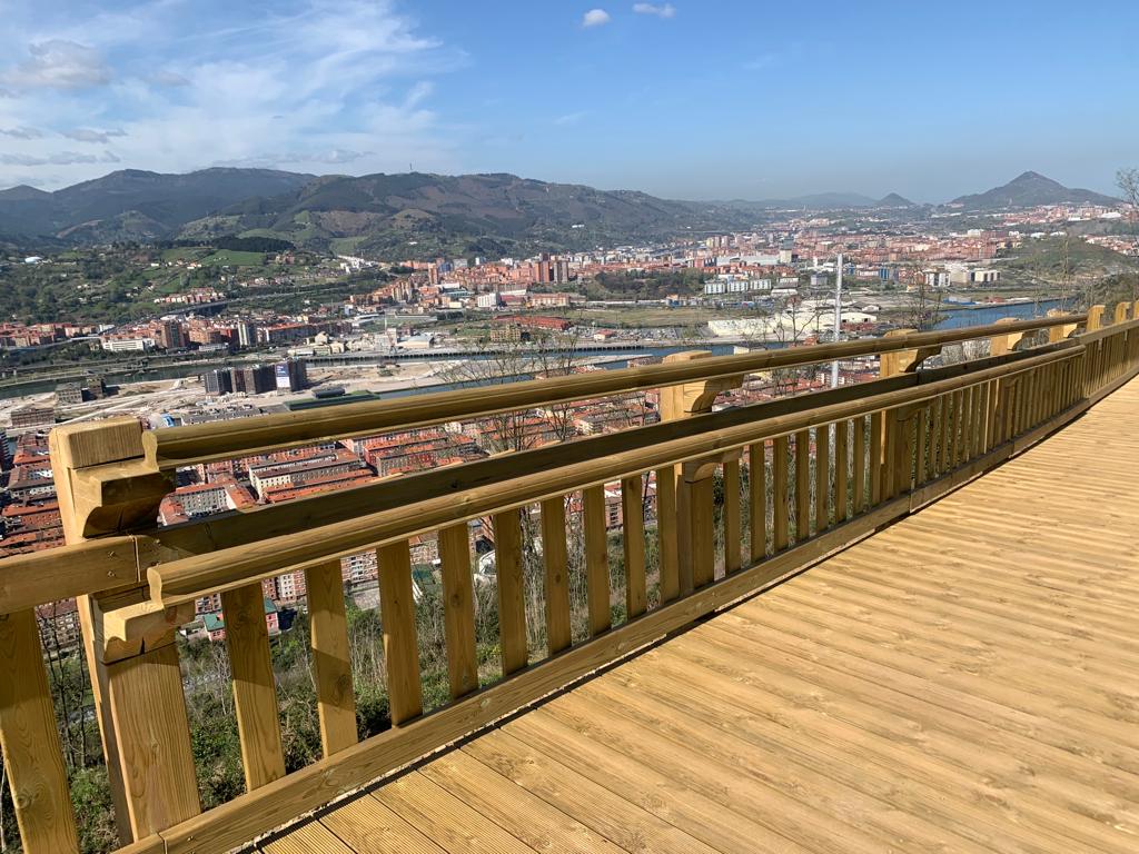 Paseo de madera en Artxanda con vistas a bilbao