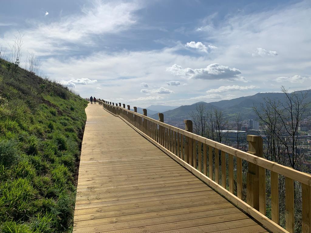 Paseo de madera en Artxanda con vistas a bilbao