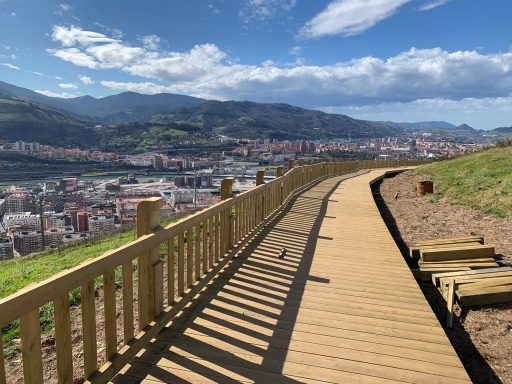 Paseo de madera en Artxanda con vistas a bilbao