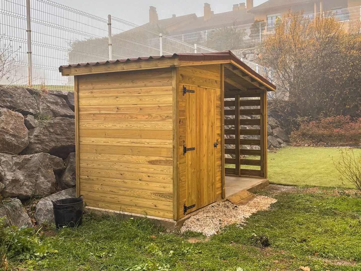 Leñero de madera tratada para leña de Impregna para exterior
