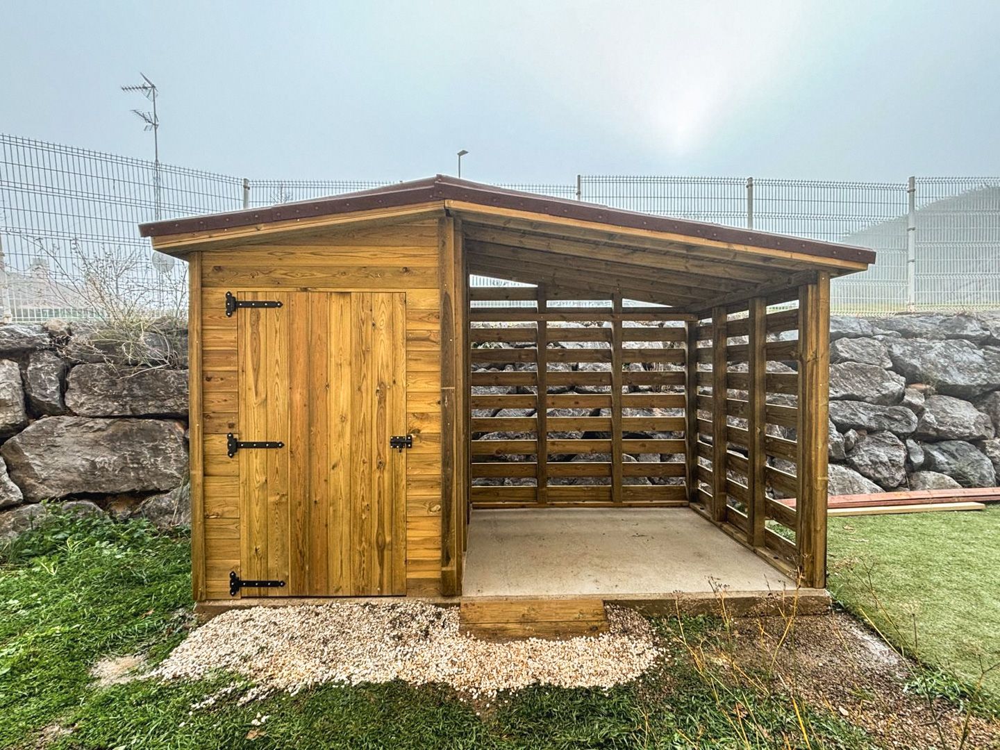 Leñero de madera tratada para leña de Impregna para exterior